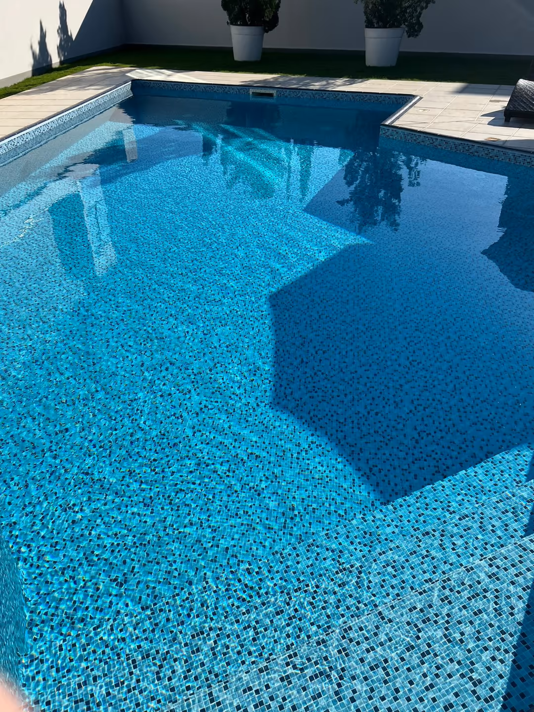 Piscina residencial com água cristalina após o tratamento