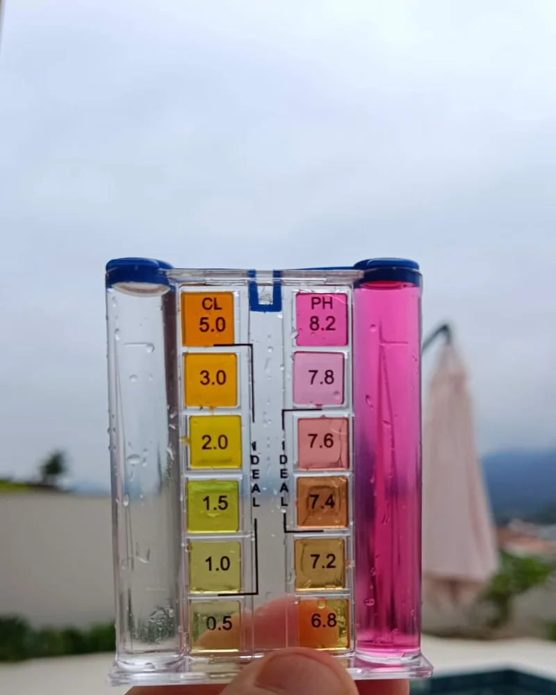 Teste técnico de cloro e pH feito na água da piscina